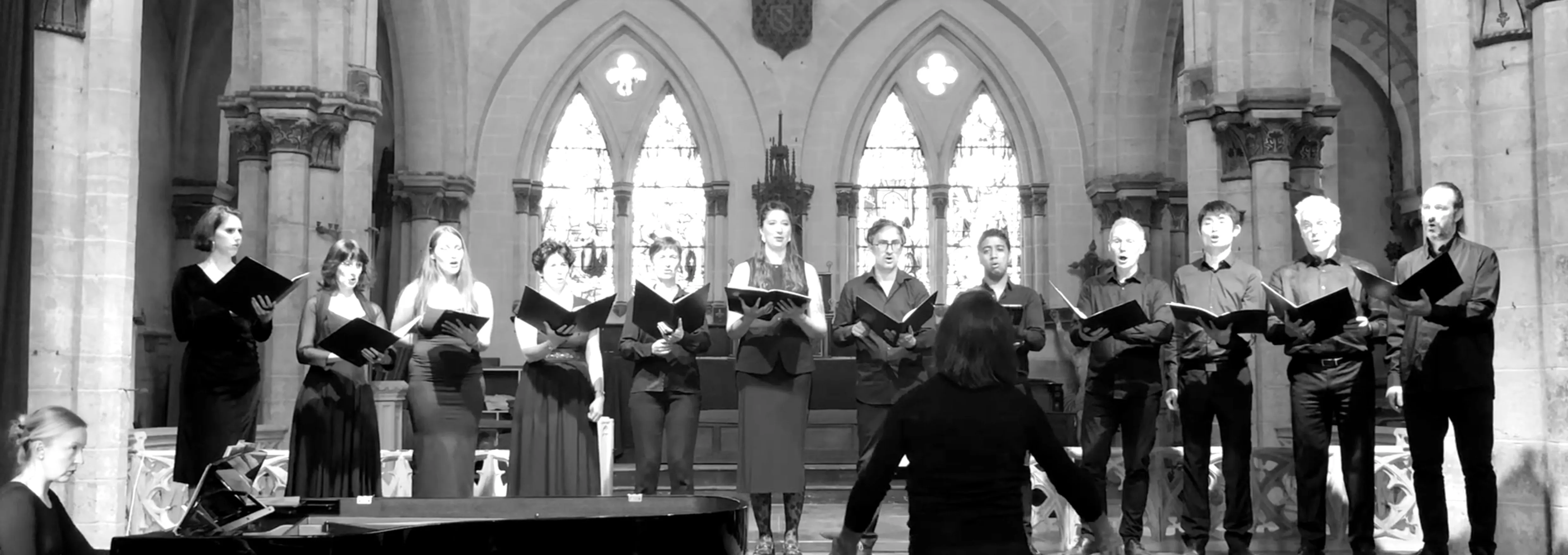 L’Ensemble vocal Les Sources en concert dans une église, dirigé par Jean-Christophe Grégoire